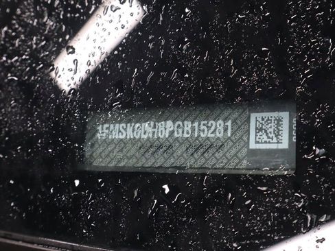 Used 2023 Ford Explorer XLT AWD/4WD image 35
