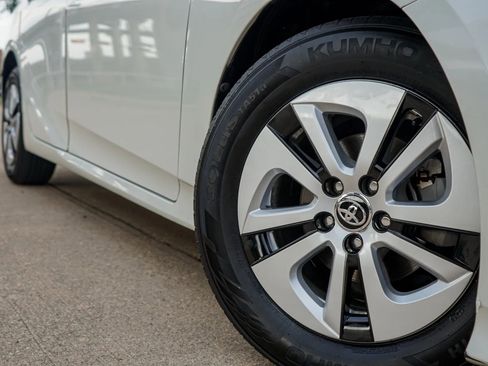 Used 2016 Toyota Prius Three image 8