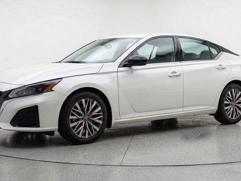 Used 2025 Nissan Altima 2.5 SV FWD image 3