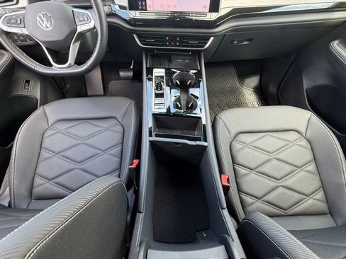 Used 2025 Volkswagen Atlas Cross Sport SE w/ Panoramic Sunroof Package image 18