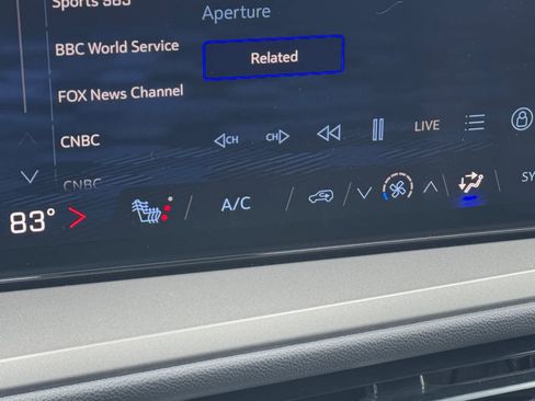 Used 2025 Chevrolet Traverse LT w/ Driver Confidence Package image 4