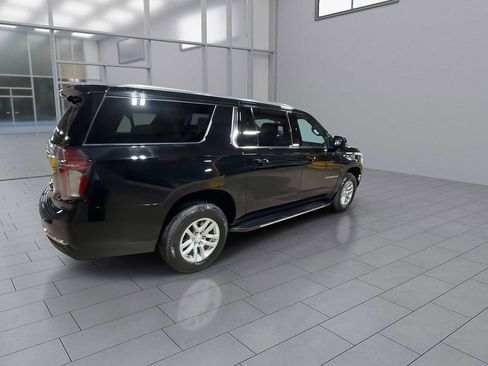 Used 2023 Chevrolet Suburban LT w/ Luxury Package image 8
