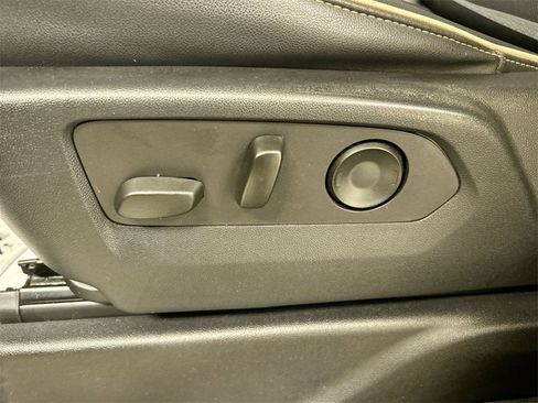 Used 2022 GMC Yukon SLT w/ SLT Premium Package image 10