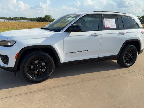 Used 2025 Jeep Grand Cherokee Altitude AWD/4WD image 5