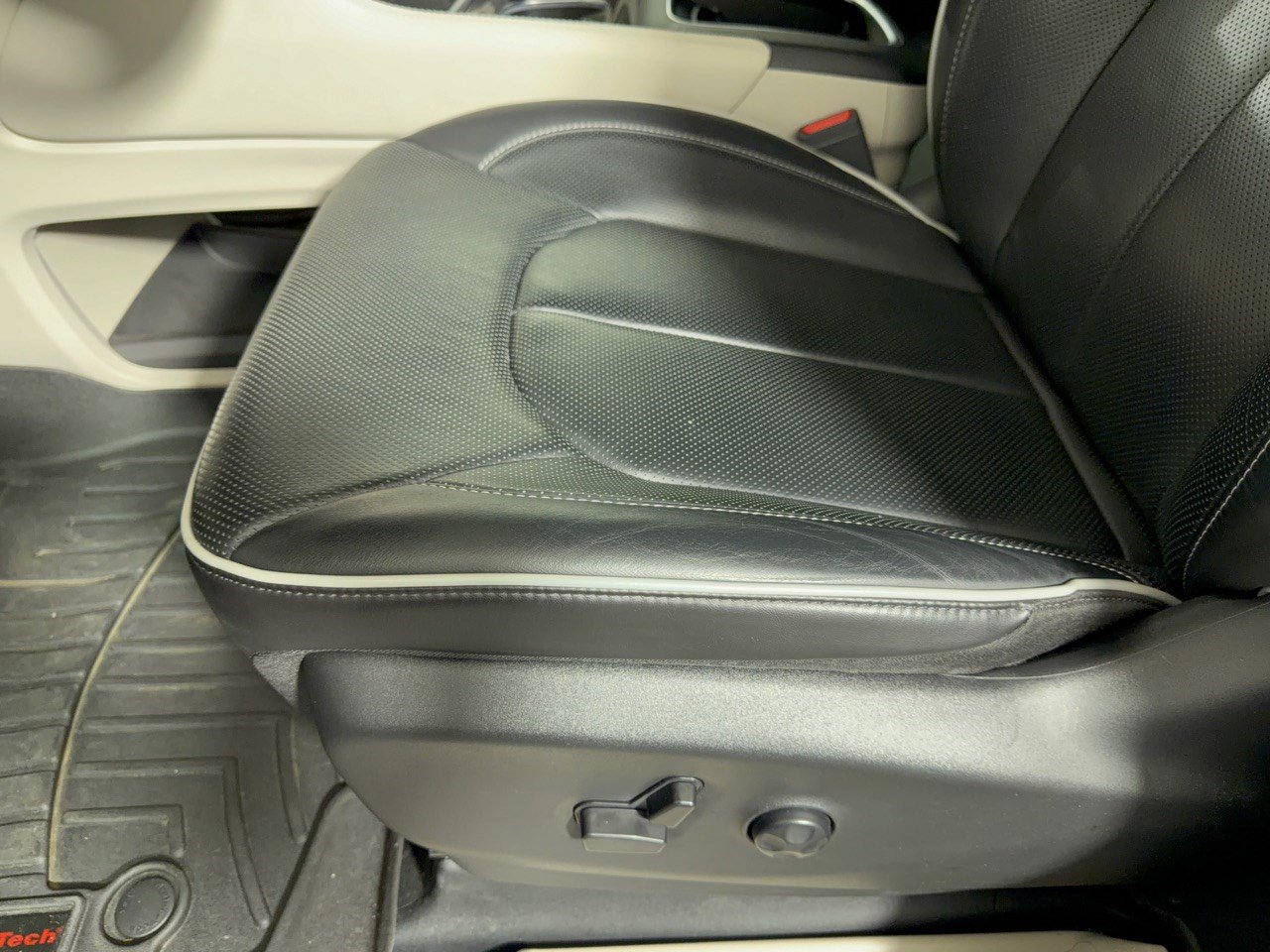 Used 2024 Chrysler Pacifica Limited FWD image 16