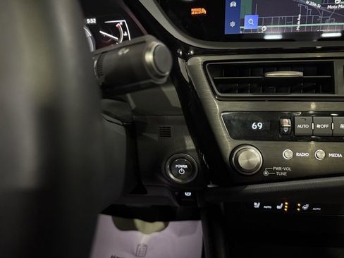 Used 2025 Lexus ES 300h w/ Premium Package image 18