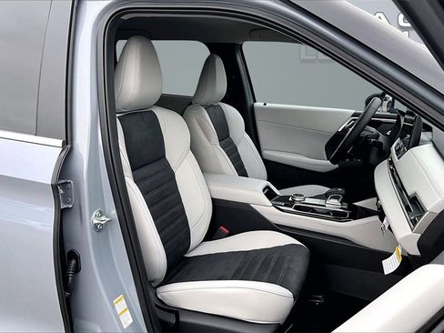 New 2026 Mitsubishi Outlander SE image 8