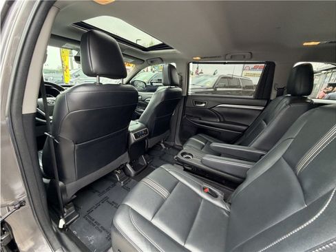 Used 2017 Toyota Highlander SE FWD image 22