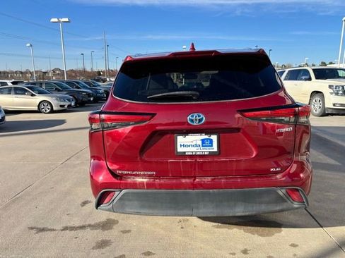 Used 2022 Toyota Highlander XLE image 6