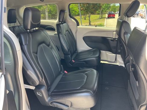 Used 2023 Chrysler Pacifica Touring-L FWD image 35