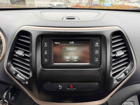 Used 2018 Jeep Cherokee Latitude w/ Safety Group image 27