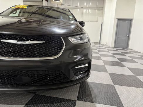 Used 2023 Chrysler Pacifica Touring-L image 11