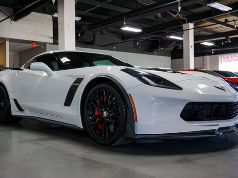 Used 2019 Chevrolet Corvette Z06 w/ Z07 Performance Package image 3