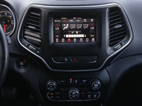 Used 2019 Jeep Cherokee Latitude Plus w/ Comfort/Convenience Group AWD/4WD image 4