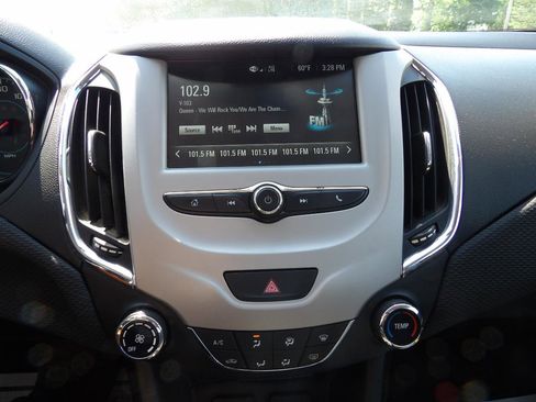Used 2018 Chevrolet Cruze LS FWD image 12