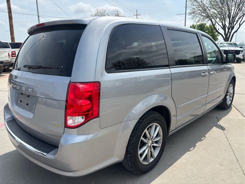Used 2016 Dodge Grand Caravan SE image 3