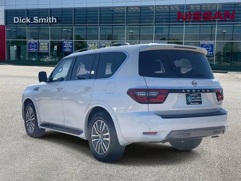 Used 2023 Nissan Armada SL w/ Captain's Chairs Package image 4