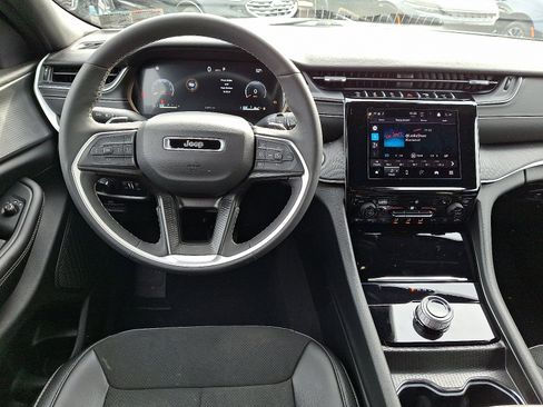 Used 2024 Jeep Grand Cherokee Altitude image 11