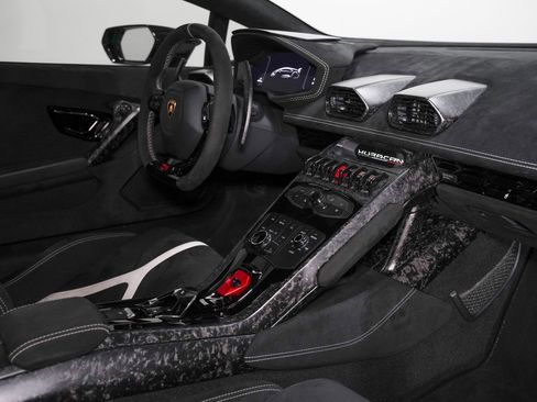 Used 2018 Lamborghini Huracan Performante AWD/4WD image 35