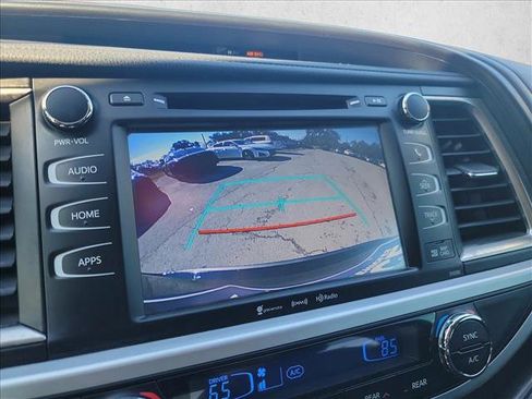 Used 2019 Toyota Highlander SE image 23