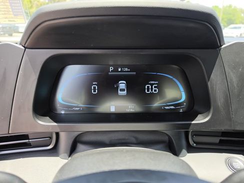 Used 2025 Hyundai Elantra Sport FWD image 31