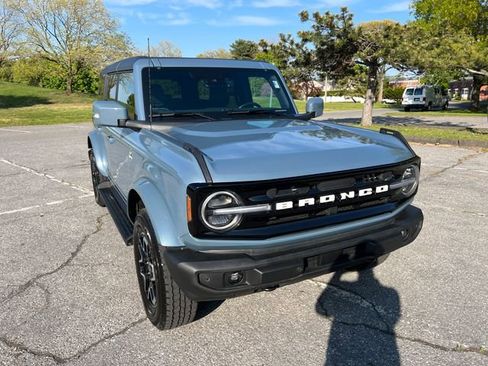 Used 2025 Ford Bronco Outer Banks AWD/4WD image 2
