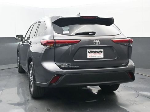 Used 2021 Toyota Highlander XLE FWD image 21