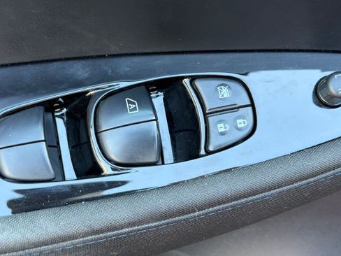 Used 2018 Nissan Leaf SV w/ SV Technology Package FWD image 15