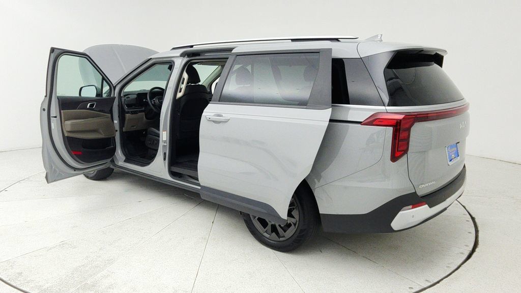 Used 2025 Kia Carnival EX FWD image 11