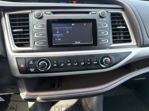 Used 2019 Toyota Highlander LE FWD image 18