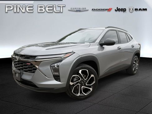 Used 2025 Chevrolet Trax RS w/ Driver Confidence Package FWD image 1