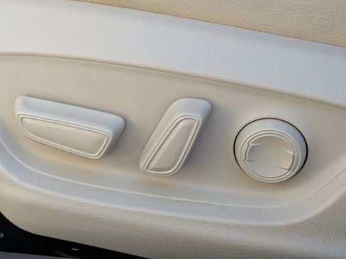 Used 2020 Toyota Camry XLE image 19