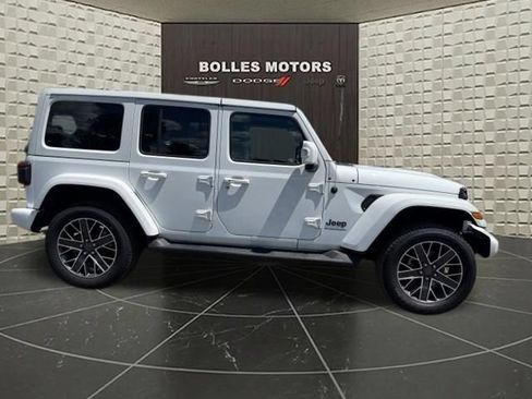 Used 2023 Jeep Wrangler Unlimited Sahara AWD/4WD image 2