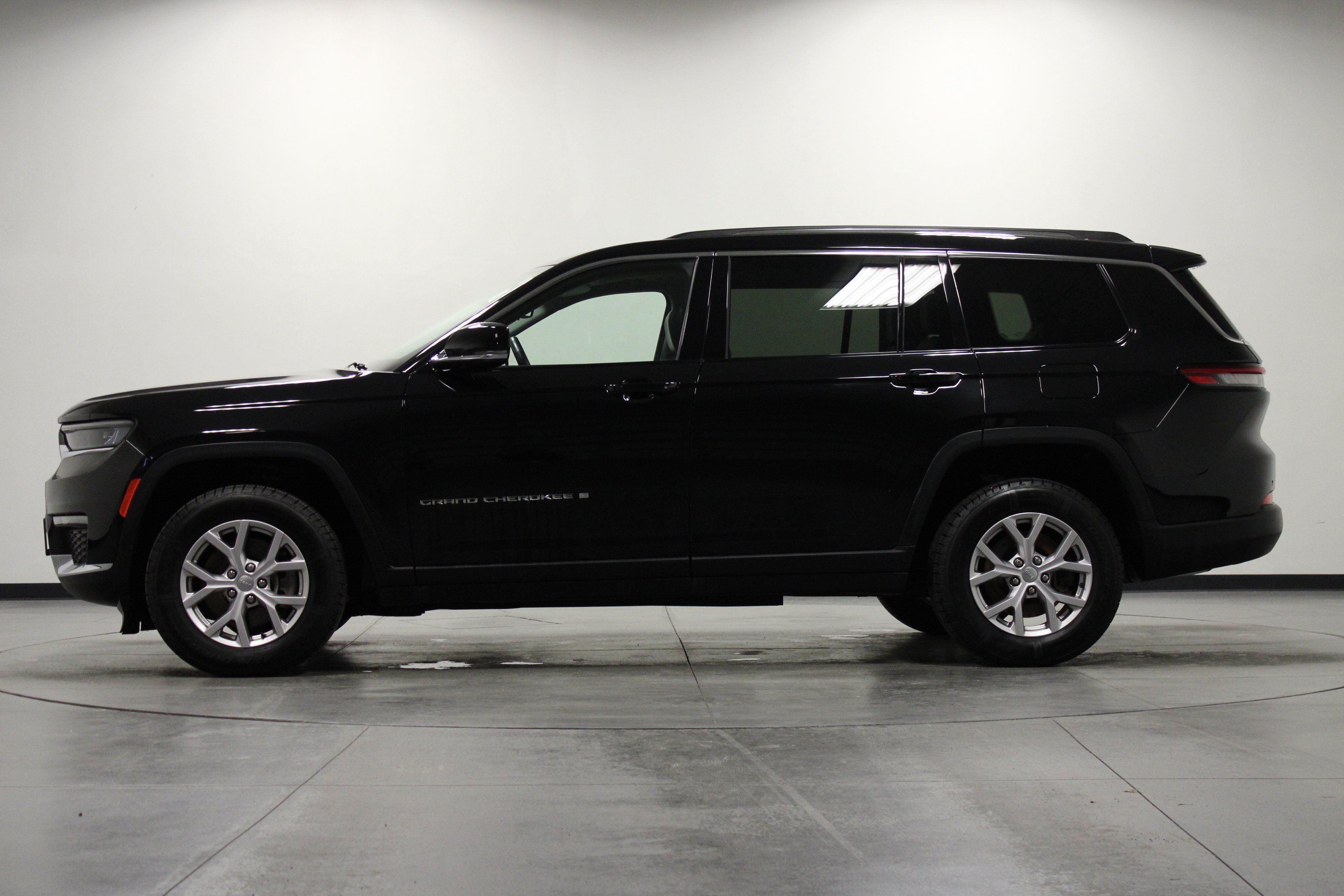 Used 2022 Jeep Grand Cherokee L Limited AWD/4WD image 7