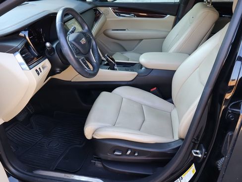 Used 2017 Cadillac XT5 Luxury w/ Driver Awareness Package FWD image 17