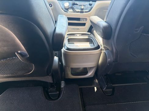 Used 2020 Chrysler Pacifica Touring-L image 15