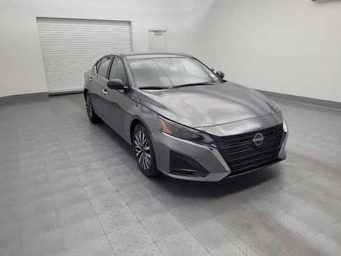 Used 2025 Nissan Altima 2.5 SV FWD image 13