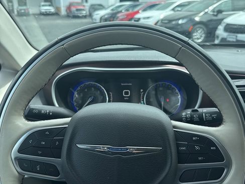 Used 2018 Chrysler Pacifica Limited w/ Tire & Wheel Group FWD image 13