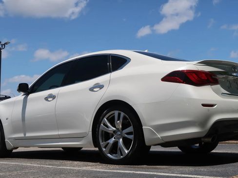 Used 2019 INFINITI Q70 Luxe w/ Sport Package RWD image 13