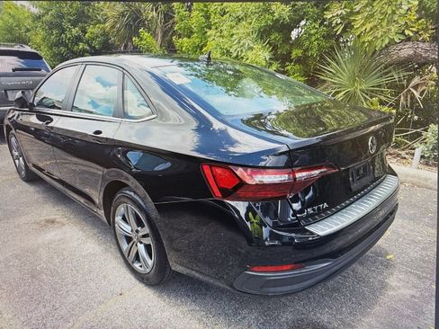 Used 2023 Volkswagen Jetta SE w/ Panoramic Sunroof Package FWD image 2