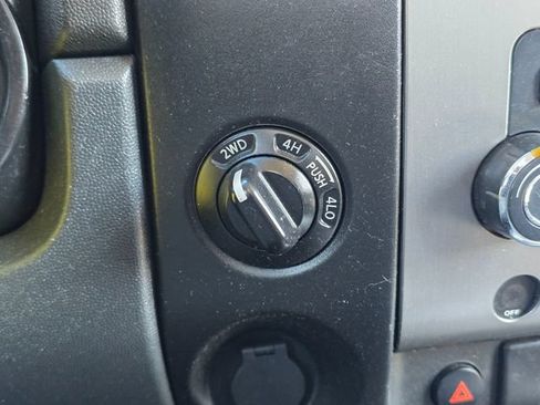 Used 2011 Nissan Titan SV w/ SV Value Truck Pkg AWD/4WD image 32