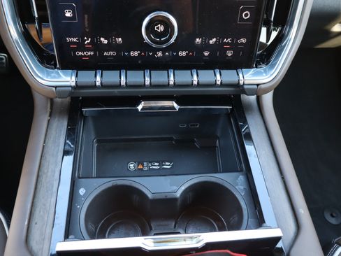 Used 2025 GMC Yukon Denali Ultimate AWD/4WD image 30