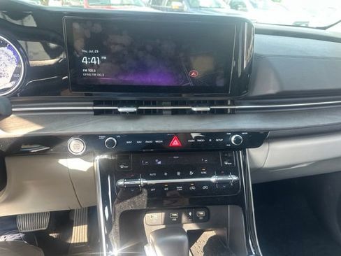 Used 2024 Kia Carnival EX FWD image 16
