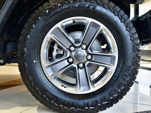 Used 2022 Jeep Wrangler Unlimited Sahara w/ Dual Top Group AWD/4WD image 10
