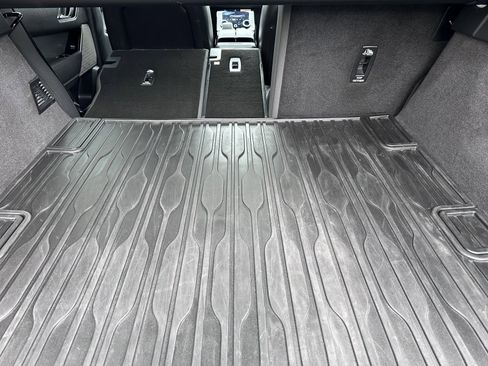 Used 2022 Land Rover Range Rover Velar R-Dynamic S image 16