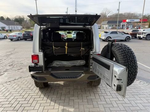 Used 2017 Jeep Wrangler Unlimited Sahara image 10