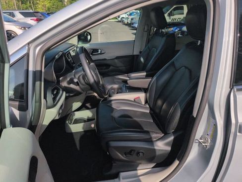 Used 2023 Chrysler Pacifica Touring-L FWD image 30