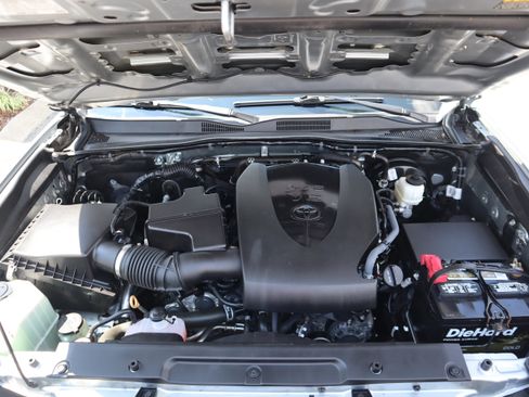 Used 2022 Toyota Tacoma TRD Sport AWD/4WD image 29