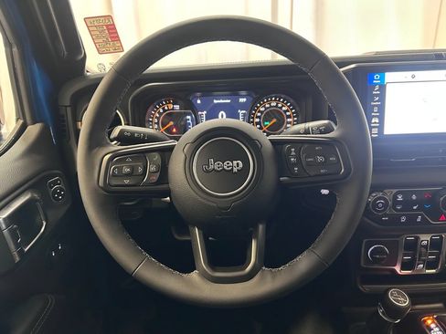 Used 2025 Jeep Gladiator Sport AWD/4WD image 8