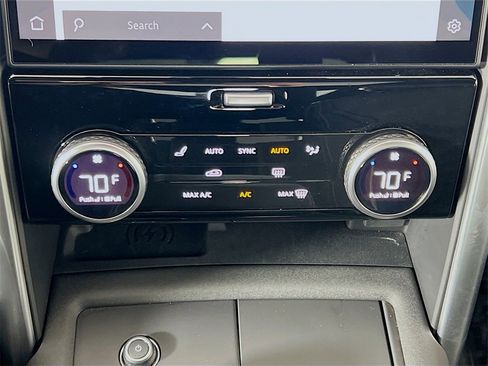 Certified 2024 Land Rover Discovery Dynamic SE image 16